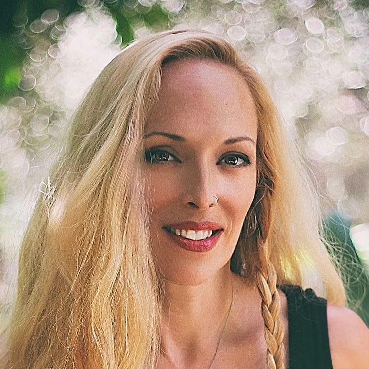 Danielle McKenny Logo